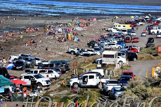 Cientos de personas en la playa de Caleta Olivia
