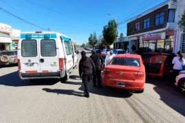 Conductor se descompensó y chocó contra un auto estacionado