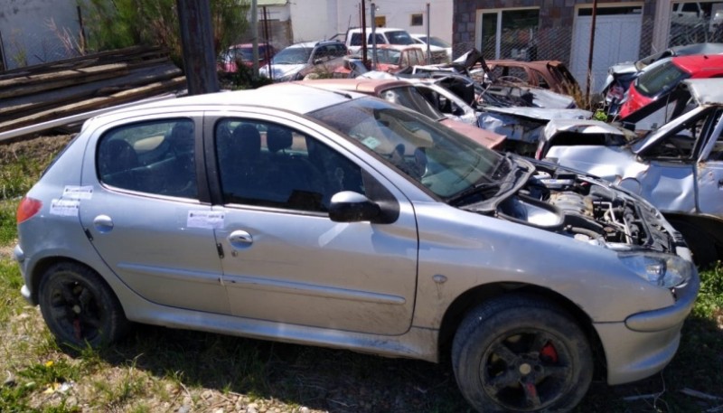 El rodado fue secuestrado en la casa y posteriormente trasladado al depósito judicial, donde quedó en resguardo. Cerca de la 01:30 de ayer, el personal del Comando Radioeléctrico de zona centro se encontraba realizando patrullajes preventivos por las calles de la ciudad de Puerto San Julián.  En esos momentos, los uniformados se dirigían por calle Mitre, entre las arterias Zeballos y 25 de Mayo, y observaron a un rodado Peugeot 206 circulando por varias arterias.  Los policías teniendo presente la restricción horaria para circular de la localidad debido a la pandemia, intentan detener al mismo e identificarlo, pero el conductor colisiona el móvil en parte delantera derecha y produce que impacte contra un camión marca Iveco, y se da a la fuga ingresando a un predio de una casa ubicada sobre calle Mitre. Allí solicitaron la colaboración de sus pares de la Comisaría Primera, quienes rápidamente se hicieron presentes en el lugar, y allí les contaron lo sucedido.  En el lugar se solicitó la presencia del personal de la División Criminalística para que realicen las pericias del caso, ya que uno de los involucrados en el percance de tránsito, fue un móvil oficial.  Cabe destacar que ninguno de los policías que circulaba en el patrullero sufrió lesiones, por lo que no fue necesario solicitar una ambulancia.   Mientras tanto, los uniformados implantaron una consigan en el domicilio donde estaba estacionado el rodado.  Por el hecho se dio intervención al Juzgado de Instrucción de turno, y se esperaron directivas del magistrado interviniente.   Allanamiento  Ya en horas de la mañana, se libró una orden de allanamiento para la vivienda ubicada en calle Mitre al 200, donde estaba estacionado el rodado. Cerca del mediodía y junto a los dos testigos, los uniformados se presentaron en el domicilio y comenzaron con la búsqueda de elementos de interés para la causa.  Según pudo saber este medio, los policías lograron secuestrar un fragmento diminuto tipo plástico y el rodado marca Peugeot 206. De forma paralela se labraron actuaciones federales de oficio, por lo que se informó al Juzgado Federal de Caleta Olivia, quien dispuso que se efectúen las presentes actuaciones e identificación de las personas que circulaban en el rodado, labrándose respectiva acta de imputación por violación al DNU Provincial.