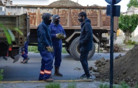 Repararon caño para solucionar inundaciones en calle Mendioroz