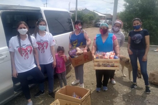 Juntan y buscan alimentos para armar bolsones y repartir en los barrios de Río Gallegos