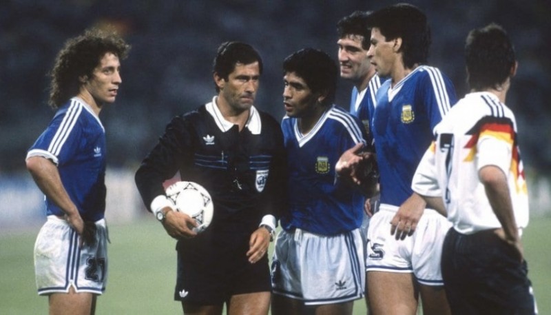 Maradona le reclama a Codesal. 