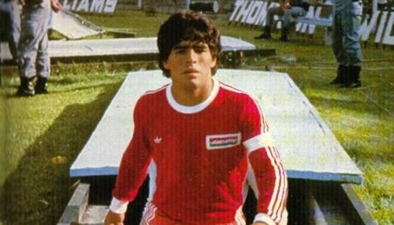 Maradona en Argentinos Juniors en 1980 (foto balón Latino)