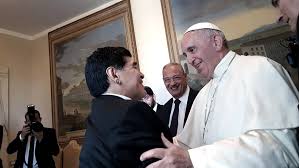 El Papa y Diego Maradona.