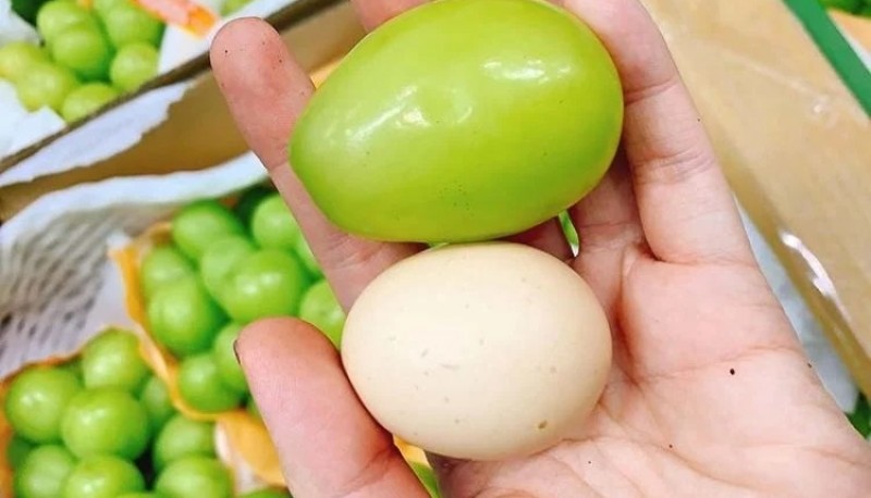 Publicaron fotos de unas uvas más grandes que los huevos de gallina