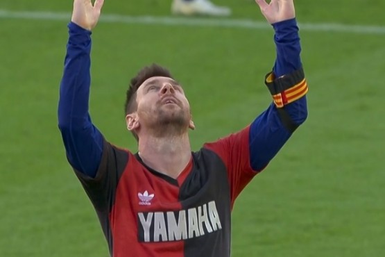 Messi con la camiseta que usó Maradona en Newell´s