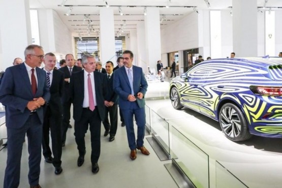 Alberto Fernández junto a autoridades del Grupo Volkswagen (Foto archivo).