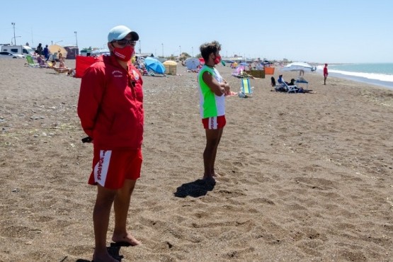 Sesenta y cinco guardavidas custodiarán a los bañistas en Playa Unión durante el verano