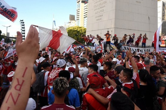 Miles de hinchas de River coparon el Obelisco celebraron otro aniversario de la final con Boca en Madrid