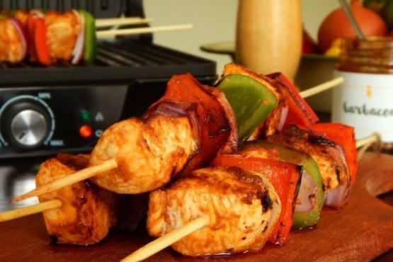 Cómo hacer brochettes de pollo con morrón y salsa de yogurt