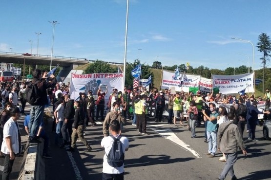 Aeronáuticos cortan el ingreso al aeropuerto de Ezeiza