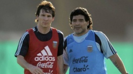 Incluyen a Maradona y a Messi en el mejor equipo de la historia