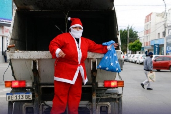 Mamá y Papá Noel del área de Recolección recorren las calles de Río Gallegos