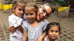 Cinthia junto a sus hijas.