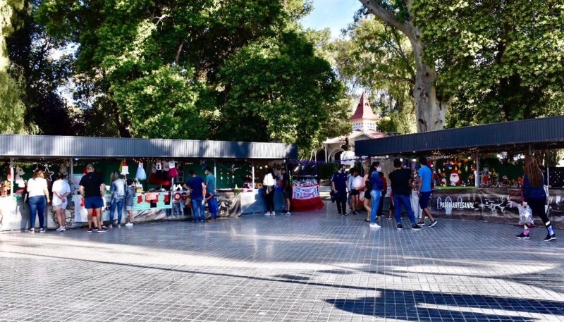 Trelew| “NavidArte” en el Paseo Navideño de la Plaza Independencia