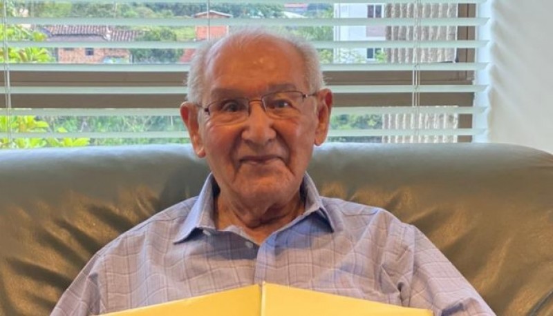 Tiene 104 años, presentó su tesis doctoral y resolvió un enigma de casi dos siglos