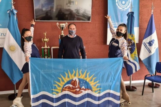 Las chicas con el Secretario de Deportes