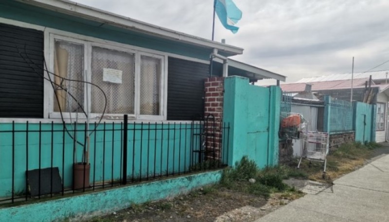 Bandera Argentina izada en un barrio de Punta Arenas. (El Pingüino)