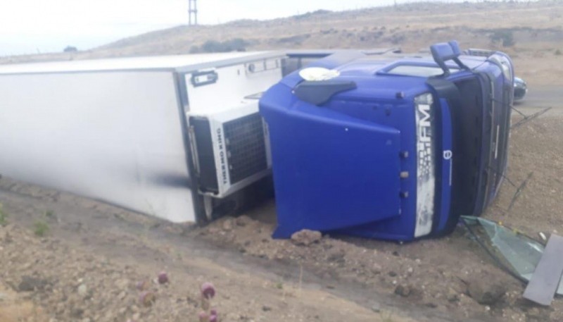 Esquel| Camión volcó por esquivar baches 