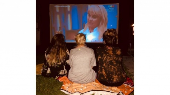 La familia viendo el programa.