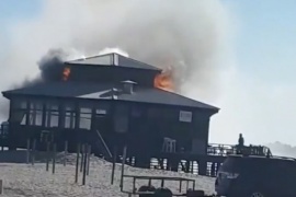 Voraz incendio en un parador en Pinamar