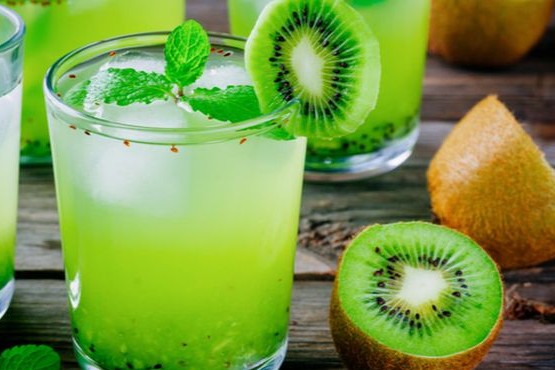 Cómo hacer caipirinha de kiwi 