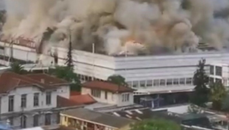 Nube de humo en el Hospital de Niños de Santiago de Chile (Foto: @Machinet_300)