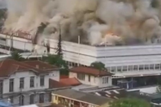 Nube de humo en el Hospital de Niños de Santiago de Chile (Foto: @Machinet_300)