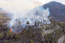 Cuesta del Ternero - Continúa activo el incendio en jurisdicción chubutense