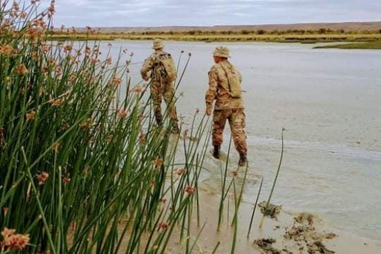 Efectivos del Ejército rastrillan la orilla del río.