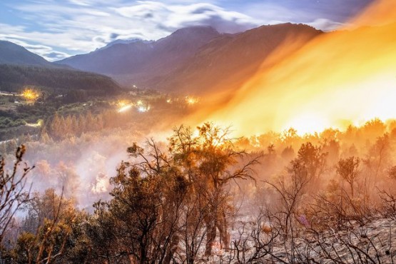 El incendio en El Bolsón continúa activo y preocupa el avance hacia una zona poblada