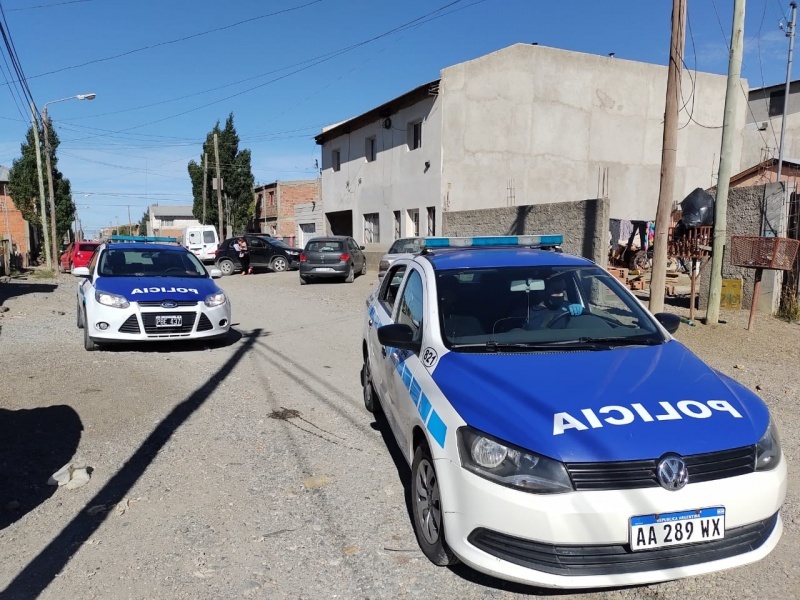 Personal policial en un allanamiento.