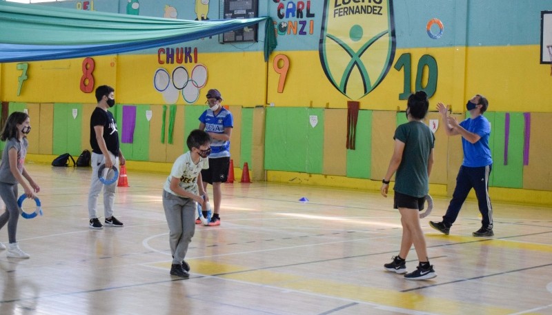 Colonos del Lucho Fernández disfrutaron de juegos en el interior y en el playón deportivo