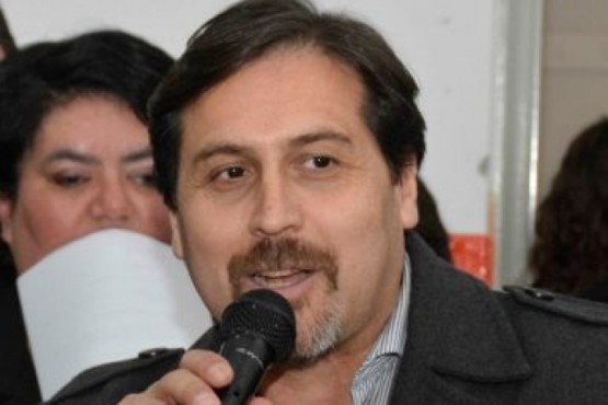 Néstor González, Intendente de Puerto Santa Cruz.