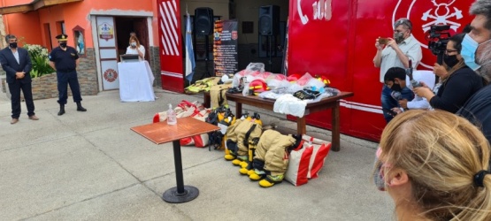 El equipamiento que recibió bomberos.