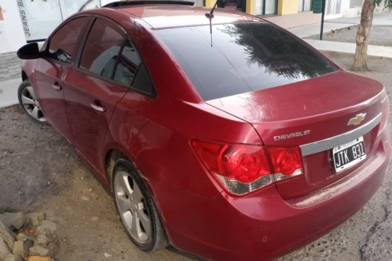 El rodado Chevrolet Cruze recibió el disparo del agresor. 