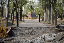 Llega la madera para continuar con la Plaza San Martín