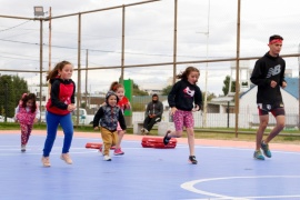 Niños y niñas también tienen su hora de “Deportes en la ría” de Río Gallegos