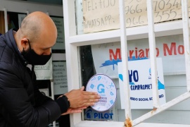 Entregaron las calcomanías que identifican a los comercios adheridos a la “Canasta Escolar”