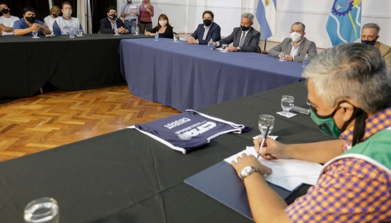 El lunes comienzan las clases tras firma de acuerdo entre Mariano Arcioni, Nicolás Trotta y Trabajadores de la Educación 