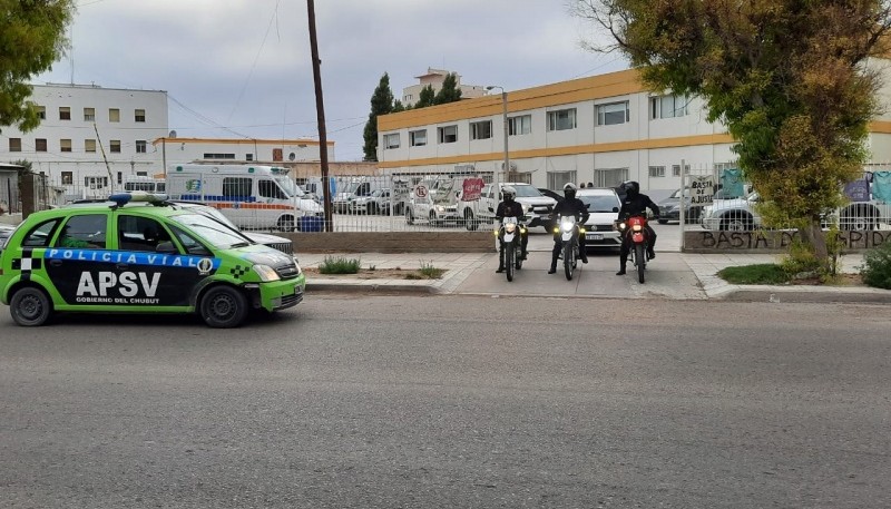 Operativo de traslado de vacunas hacia el Gimnasio Municipal Número 2 de Comodoro 