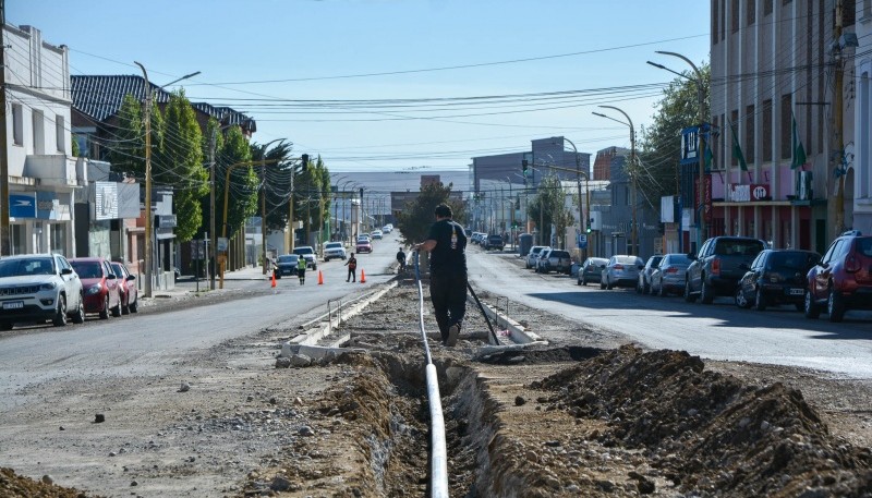 Avanzan extensión de sistema de riego y tendido eléctrico sobre Avenida San Martin