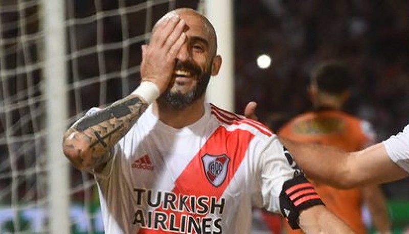 Javier Pinola sufrió una durísima lesión contra Platense