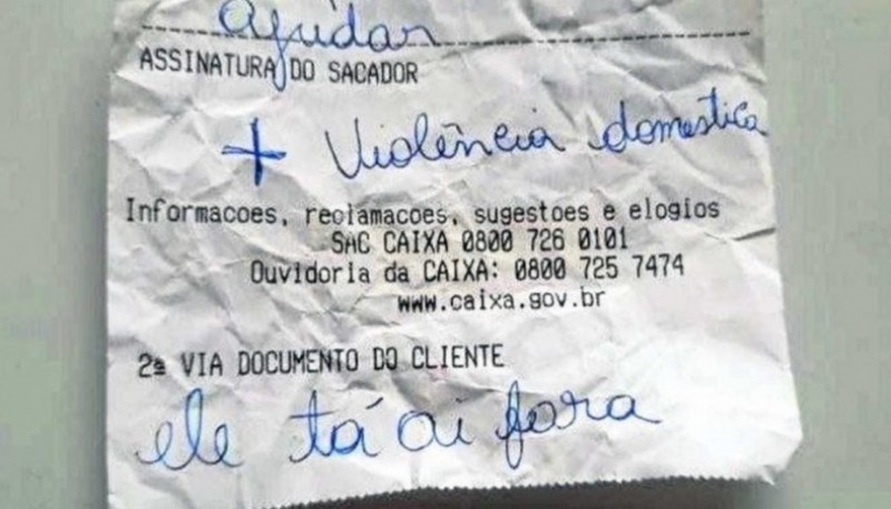 El ticket escrito por una mujer para pedir ayuda.