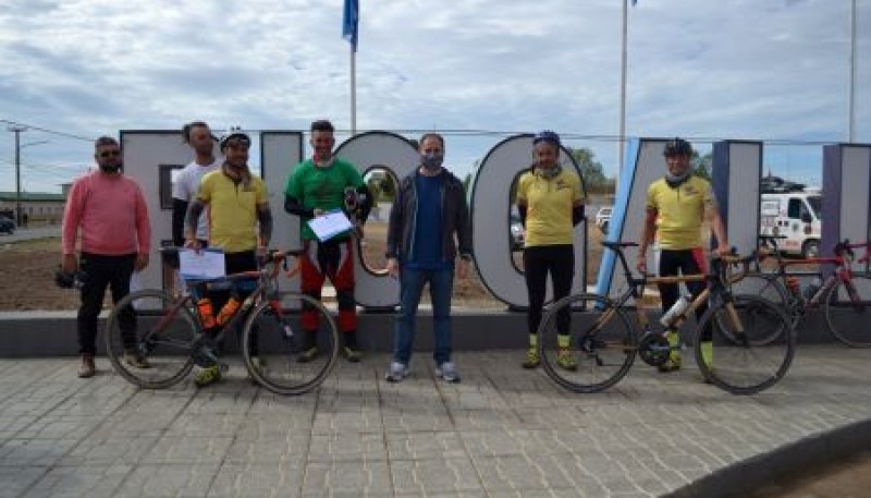 El Secretario de Deportes recibió a ciclistas que buscan unir la Argentina por la Ruta Provincial 40