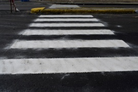 Avenida San Martín: comenzaron trabajos de pintura de sendas peatonales en Río Gallegos