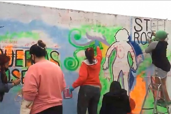 Pintaron el mural en memoria de Stefanía, en calle Comodoro Rivadavia, casi esquina alcorta. 