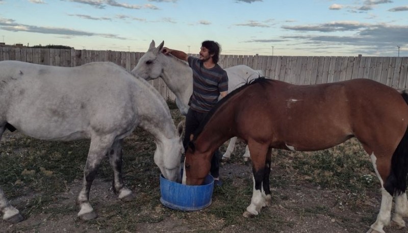 Recorre el país a caballo. Llegó a Río Gallegos y el viernes parte a Ushuaia. 