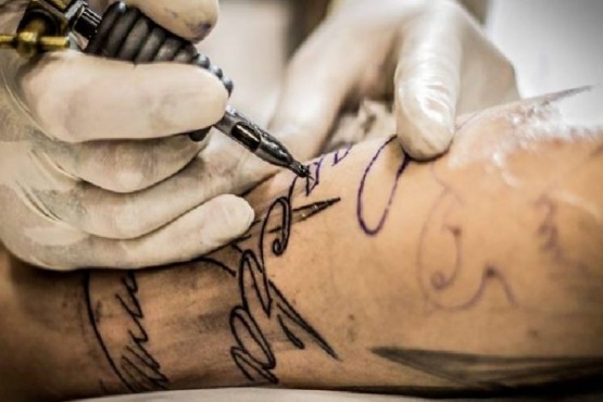 Se contagió una bacteria carnívora a través de su tatuaje y murió