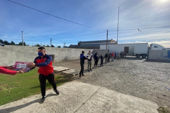 Río Gallegos Solidario: un camión repleto de donaciones para la Comarca Andina